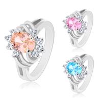 Błyszczący pierścionek srebrnego koloru, duży barwny owal, cienkie łuki i bezbarwne cyrkonie - Rozmiar : 49, Kolor: Różowy