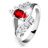 Błyszczący pierścionek w srebrnym odcieniu, czerwony wyszlifowany owal, przezroczyste cyrkonie - Rozmiar : 48