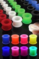 Kolorowy silikonowy tunel do ucha o podwyższonych krawędziach - Szerokość: 12 mm, Kolor kolczyka: Biały