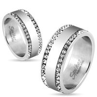 Stalowy pierścionek srebrnego koloru, krawędzie wyłożone przejrzystymi cyrkoniami, 8 mm - Rozmiar : 69