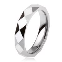 Tungstenowy pierścionek w stalowosiwym kolorze, geometryczna oszlifowana powierzchnia - Rozmiar : 64